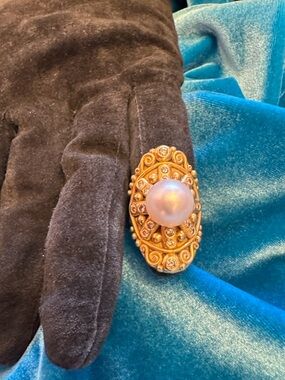 Denise Roberge 18k Gold solid Cocktail ring 18 diamonds surrounding the pearl